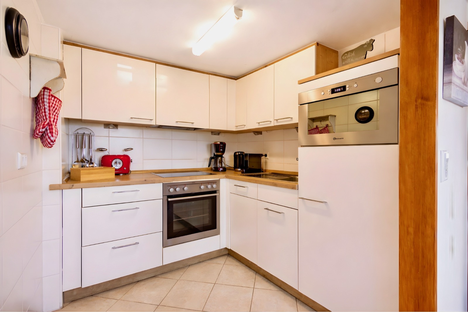 Fully equipped kitchen with oven and fridge