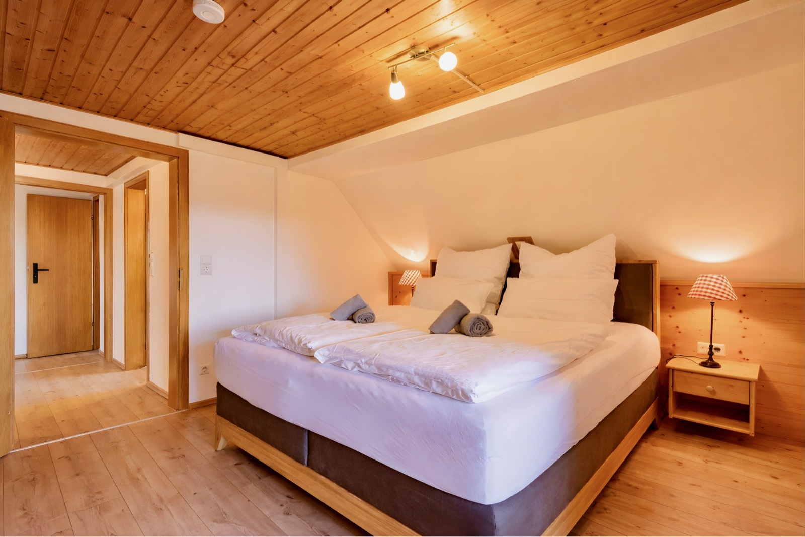 Second bedroom with bedside lamps