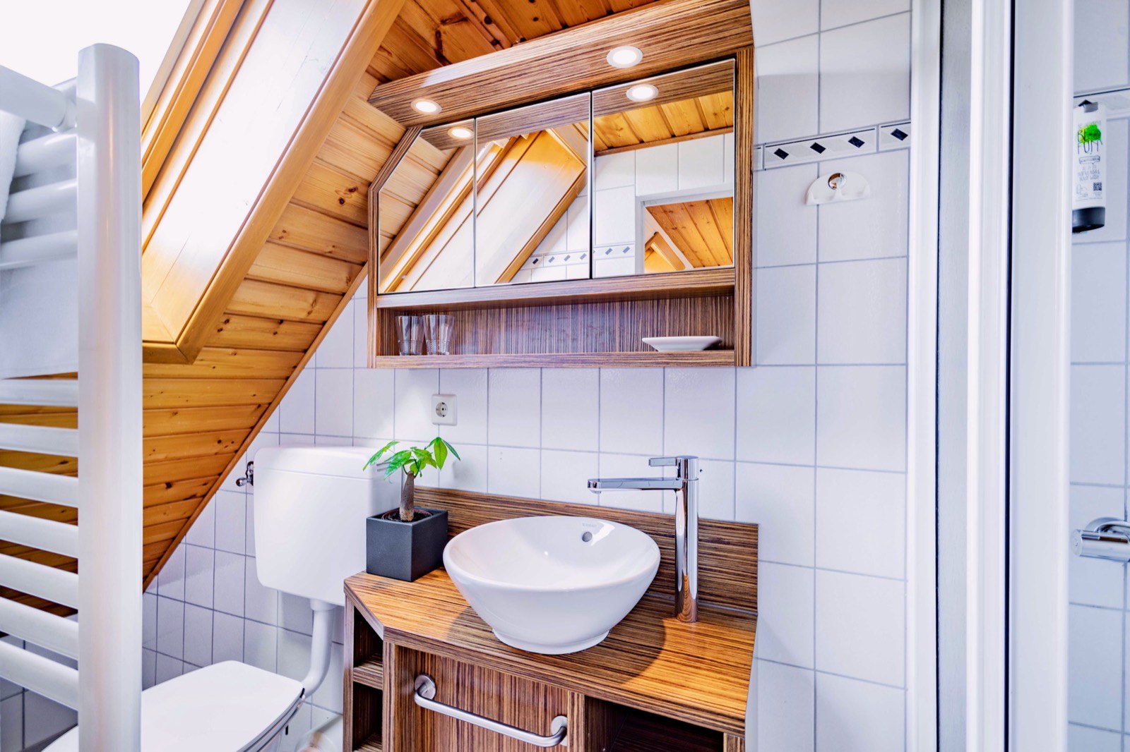 Badezimmer unter der Dachschräge mit Waschtisch